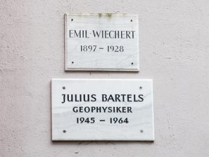 Gedenktafeln an die Geophysiker Emil Wiechert und Julius Bartels.