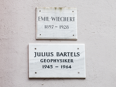Memorial plaques to the geophysicists Emil Wiechert and Julius Bartels.