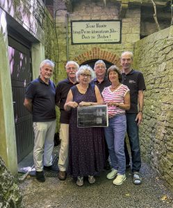 Der Verein Wiechert’sche Erdbebenwarte Göttingen e.V. Hintere Reihe ganz rechts: Dr. Udo Wedeken, 2. Vereinsvorsitzender; Wolfgang Brunk, 1. Vereinsvorsitzender (links daneben); ferner v-l. Jörg Barankewitz, Dr. Werner Curdt, Christiane Brunk und Dr. Iris Bartels mit der Aufzeichnung des Erdbebens von San Francisco vom 18. April 1906, das auch auf der Wiechert‘schen Erdbebenwarte erfasst wurde. Foto: Verein